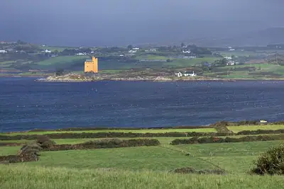 Kilcoe Castle، برج سكني من القرن الخامس عشر في Roaringwater Bay