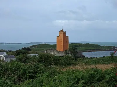 Kilcoe Castle، برج سكني على جزيرة في Roaringwater Bay