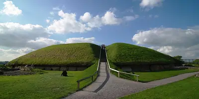 المقبرة الممرية في Knowth بوادي Boyne