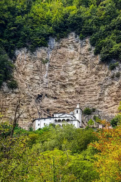 Eremo di Calomini منحوتًا في الجرف الصخري
