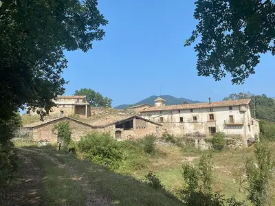 التلال المشجرة في Serra de Llaés