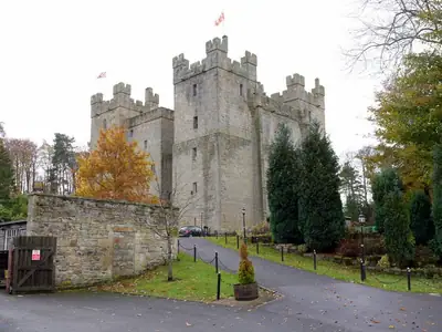 Langley Castle كما تُرى من الشمال الشرقي مع أبراج أركانها