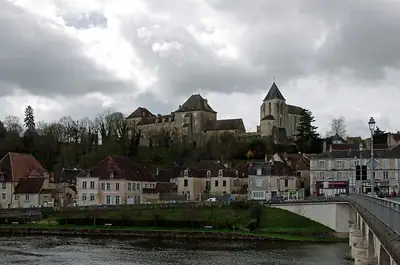 البلدة العليا في لو بلان مع Château de Naillac