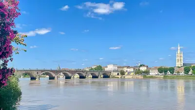 الجسر الحجري وبرج الكنيسة في Libourne