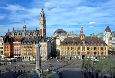 Place du Général-de-Gaulle في ليل مع عمود الإلهة والبورصة القديمة