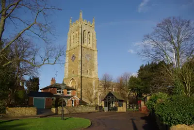 كنيسة St George في Lower Brailes، معلم القرية التي يقع فيها Your Private Cotswolds Castle؛ ولا توجد صورة مجانية لبيت العطلات نفسه