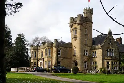 Mansfield Castle Hotel في Tain، فندق من حجر في المرتفعات الاسكتلندية له برج
