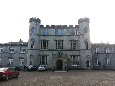 Melville Castle قرب Dalkeith، دار قوطية على هيئة قلعة من ثلاثة طوابق في ميدلوثيان