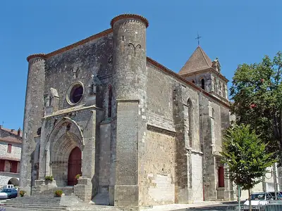 الواجهة الغربية لكنيسة Saint-Jean-Baptiste في Mézin