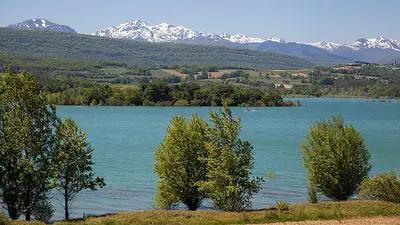 بحيرة Montbel وخلفها جبل Tabe