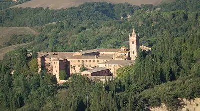 برج الأجراس والكنيسة في Monte Oliveto Maggiore
