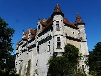 Château de Neuvic بجانب نهر Isle