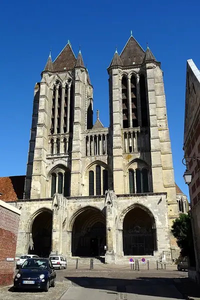 كاتدرائية Noyon كما تُرى من الغرب