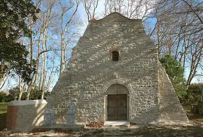 كنيسة Saint-Pierre de Vilaclara الرومانسكية بجانب القصر