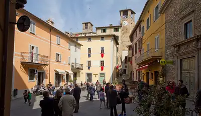 Piazza Fortebraccio، الساحة الرئيسية في Montone