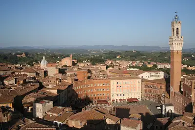 Piazza del Campo وبرج Torre del Mangia في سيينا