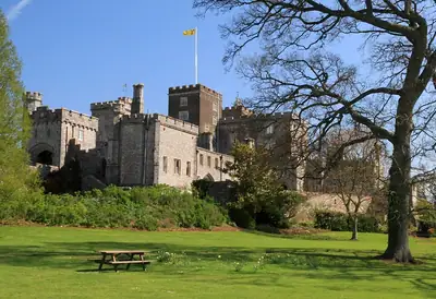 Powderham Castle كما تُرى من الجنوب الغربي
