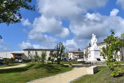 ساحة قرية Queyrac