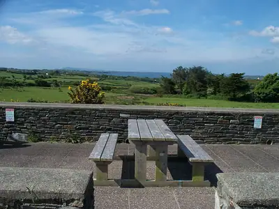 Roaringwater Bay في West Cork، الساحل المحيط بالبرج التاريخي (لا توجد صورة حرة للبرج نفسه)