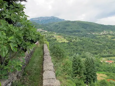 مشهد Garfagnana كما يُرى من Rocca di Camporgiano