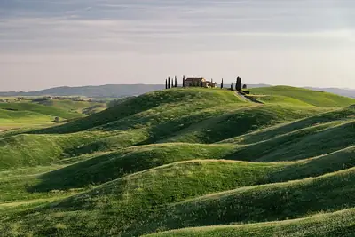تلال متموجة قرب Asciano في Crete Senesi بتوسكانا