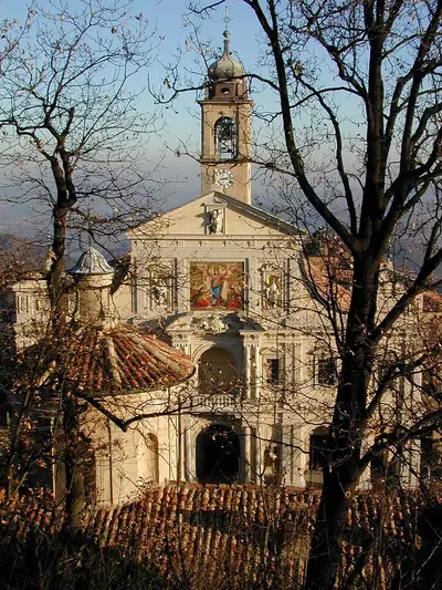 Sacro Monte di Crea على تله المكسو بالأشجار