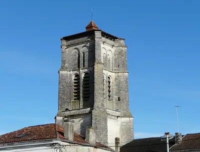برج الجرس المربع في كنيسة Saint-Astier