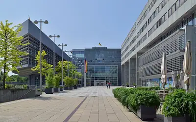 ساحة Landhausplatz مع برلمان الإقليم في St. Pölten