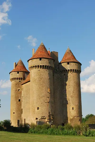 Château de Sarzay بأبراجه ذات فتحات الرمي