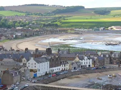 خليج Stonehaven وميناؤها كما يُريان من Red Heugh