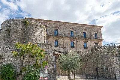 Castello Macchiaroli في Teggiano، قلعة من العصور الوسطى في محافظة Salerno
