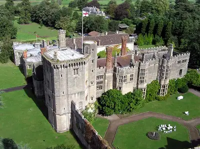 Thornbury Castle كما تُرى من برج St Mary’s Church