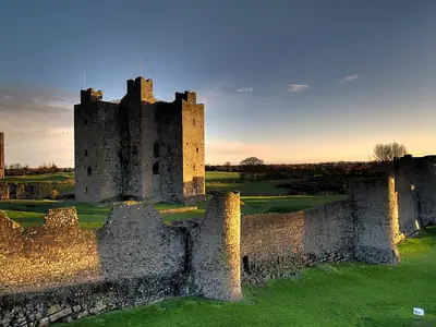 Trim Castle عند شروق الشمس، أكبر قلعة نورماندية في أيرلندا ومعلم يبعد نحو 12 كم؛ لا توجد صورة حرة للإقامة نفسها