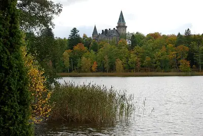 بحيرة Trummen وTeleborgs Slott على الضفة المقابلة