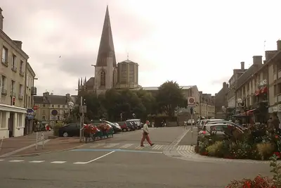 ساحة Place Vicq d’Azir في Valognes مع كنيسة Saint-Malo