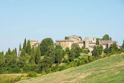 قرية Castello di Serravalle من العصور الوسطى