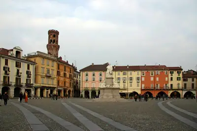 Piazza Cavour في Vercelli