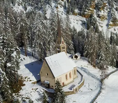 منظر جوي لكنيسة Santa Giuliana فوق Vigo di Fassa