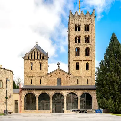 الواجهة الخارجية لدير Santa Maria de Ripoll