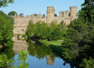 Warwick Castle كما يُرى من الجسر على نهر آفون